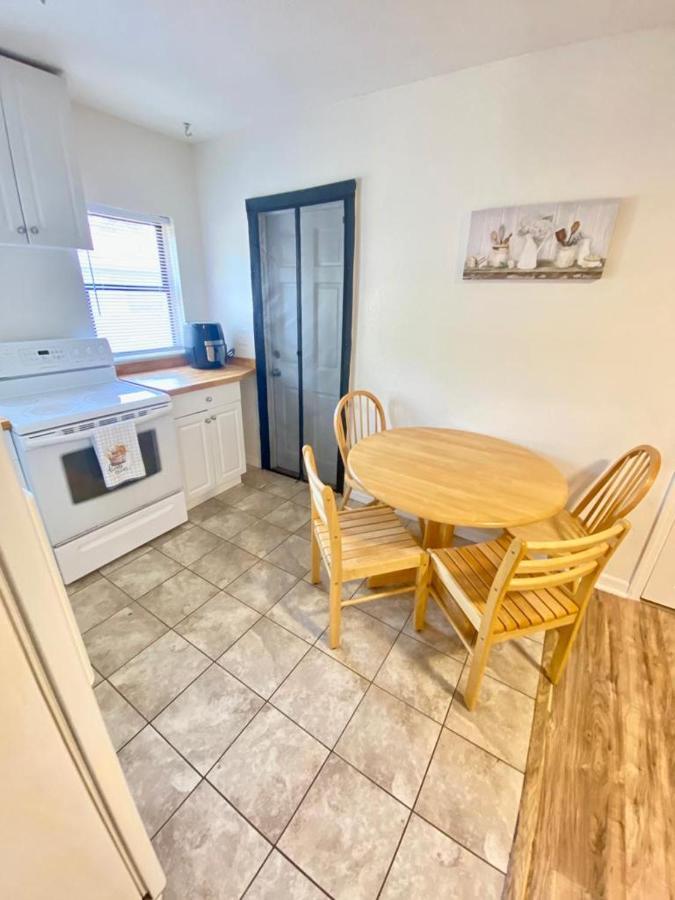 Two Fully Equipped Apartments And A Studio 5 Miles From The Beach Sint-Petersburg Buitenkant foto