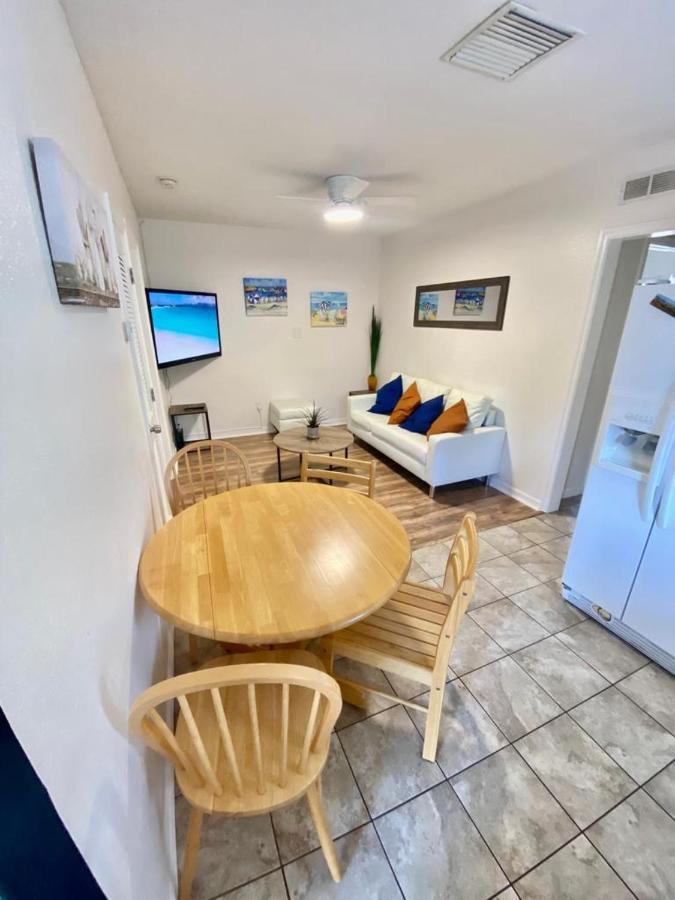 Two Fully Equipped Apartments And A Studio 5 Miles From The Beach Sint-Petersburg Buitenkant foto