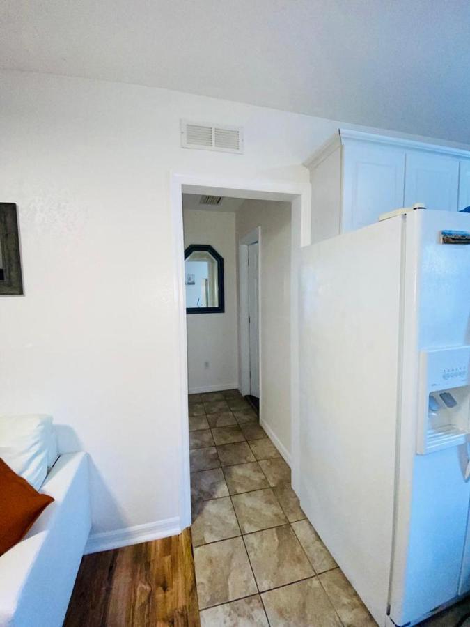 Two Fully Equipped Apartments And A Studio 5 Miles From The Beach Sint-Petersburg Buitenkant foto
