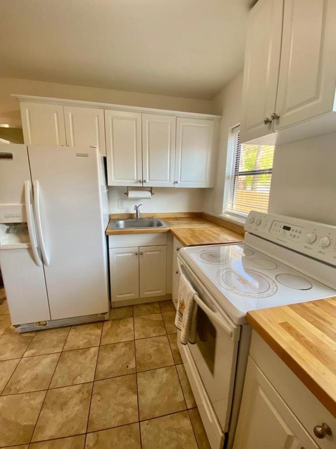 Two Fully Equipped Apartments And A Studio 5 Miles From The Beach Sint-Petersburg Buitenkant foto