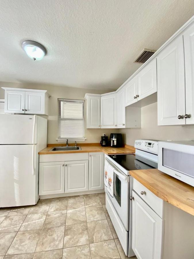 Two Fully Equipped Apartments And A Studio 5 Miles From The Beach Sint-Petersburg Buitenkant foto