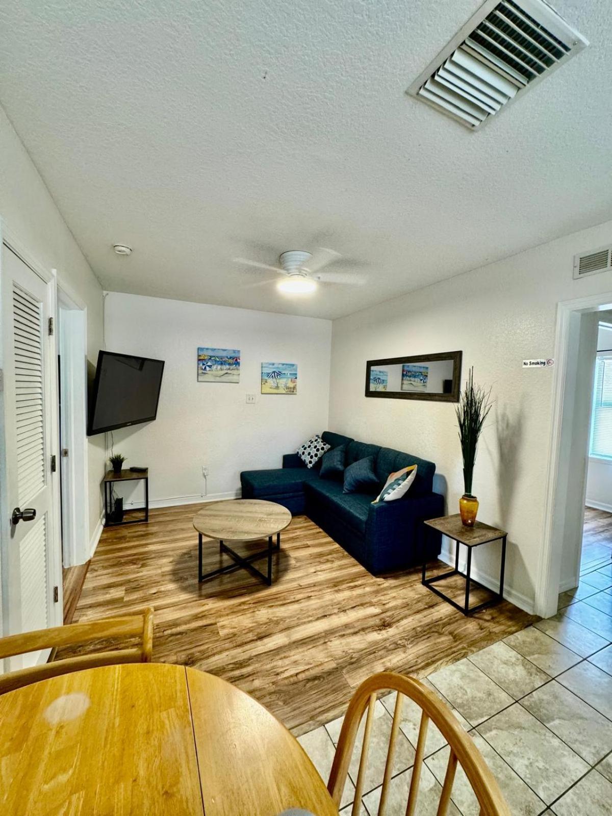 Two Fully Equipped Apartments And A Studio 5 Miles From The Beach Sint-Petersburg Buitenkant foto